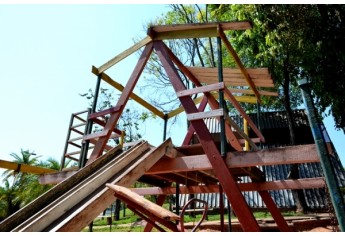 Praça Euclydes Romanini: falta cobertura em ?casinha? do playground (Foto: Acácio Rocha)