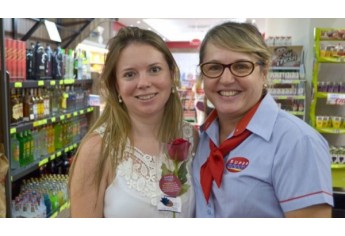 Mulheres foram homenageadas com flores e música ao vivo, na manhã de hoje, no Supermercado Godoy (Foto: Acácio Rocha).