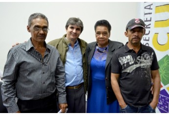 Noite de autógrafos marca lançamento de “Duas Escolhas”