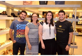 Fernando Sartorato, Andréa Sartorado e Henrique Sartorato, endossados pela mãe Vanda Sartorato, à frente de A Baronesa Calçados (Foto: Siga Mais).