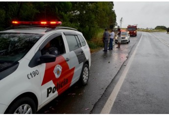 Veículo perde controle e invade acostamento na SP-294. Motorista estava consciente e aguardava do lado de fora a chegada do socorro (Foto: Acácio Rocha).