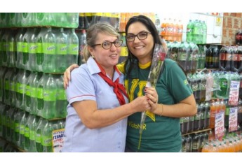Mulheres foram homenageadas com flores e música ao vivo, na manhã de hoje, no Supermercado Godoy (Foto: Acácio Rocha).