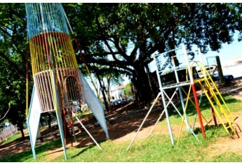 Playground próximo à antiga estação ferroviária, o mais tradicional de todos, conta com poucas opções de lazer para crianças playground (Foto: Acácio Rocha)