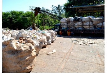 Caminhão carrega lote de garrafas pets retiradas do lixo de Adamantina, por meio de triagem na Usina de Lixo (Foto: Acácio Rocha).