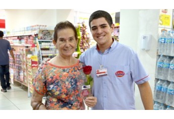 Mulheres foram homenageadas com flores e música ao vivo, na manhã de hoje, no Supermercado Godoy (Foto: Acácio Rocha).