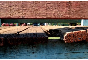 Parque dos Pioneiros: madeira solta na passarela que liga as duas ?casinhas? no playground (Foto: Acácio Rocha)