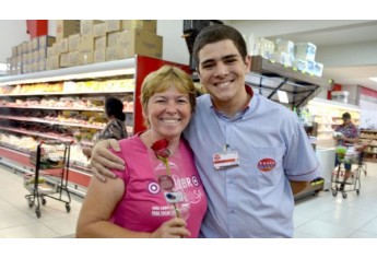 Mulheres foram homenageadas com flores e música ao vivo, na manhã de hoje, no Supermercado Godoy (Foto: Acácio Rocha).
