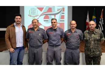 Rafael Teixeira com os integrantes do Corpo de Bombeiros local ? que comemora 40 anos ? e do Tiro de Guerra ? que traz de volta o desfile cívico-militar em junho, na programação dos 67 anos de Adamantina (Foto: Acácio Rocha).