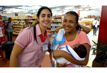 Mulheres foram homenageadas com flores e música ao vivo, na manhã de hoje, no Supermercado Godoy (Foto: Acácio Rocha).
