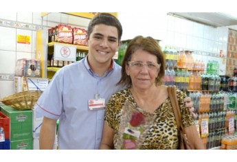 Mulheres foram homenageadas com flores e música ao vivo, na manhã de hoje, no Supermercado Godoy (Foto: Acácio Rocha).