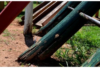 Parque dos Pioneiros: madeira com deterioração no playground (Foto: Acácio Rocha)