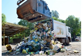 Lixo recolhido pela coleta é depositado para triagem, no na Usina de Lixo de Adamantina (Foto: Acácio Rocha).