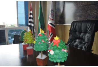 Crianças visitaram as instalações do Gabinete do Prefeito, no Paço Municipal (Foto: Cedida/Assessoria de Imprensa).