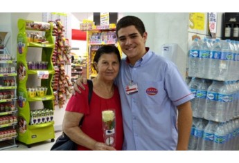 Mulheres foram homenageadas com flores e música ao vivo, na manhã de hoje, no Supermercado Godoy (Foto: Acácio Rocha).