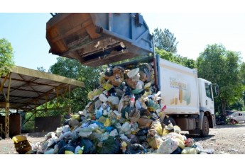 Coleta de lixo continua sendo feita nas ruas da cidade, pela Prefeitura, e transporte e destinação a aterro licenciado será de responsabilidade da empresa a ser contratada (Foto: Acácio Rocha).