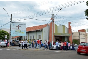 Público comparece às homenagens ao padre Manoel Cirino, na Igreja Imaculado Coração de Jesus, em Marília (Foto: Érica Montilha | Diocese de Marília).