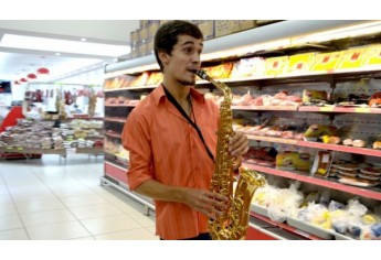 Mulheres foram homenageadas com flores e música ao vivo, na manhã de hoje, no Supermercado Godoy (Foto: Acácio Rocha).