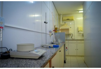 Estrutura de laboratório da Pharmácia Chamomilla, com equipamentos de alta tecnologia (Foto: Maikon Moraes).