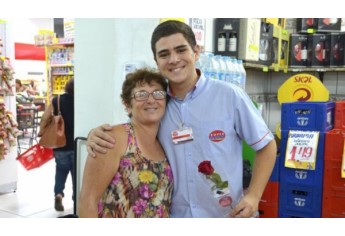 Mulheres foram homenageadas com flores e música ao vivo, na manhã de hoje, no Supermercado Godoy (Foto: Acácio Rocha).