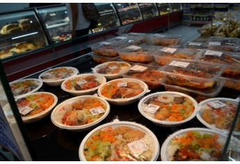 Novo serviço de marmitas e rotisseria está disponível no Supermercado Godoy (Foto: Maikon Moraes).