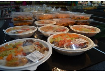 Novo serviço de marmitas e rotisseria está disponível no Supermercado Godoy (Foto: Maikon Moraes).