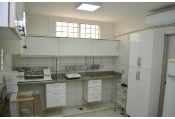 Estrutura de laboratório da Pharmácia Chamomilla, com equipamentos de alta tecnologia (Foto: Maikon Moraes).