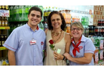 Mulheres foram homenageadas com flores e música ao vivo, na manhã de hoje, no Supermercado Godoy (Foto: Acácio Rocha).