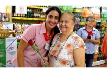 Mulheres foram homenageadas com flores e música ao vivo, na manhã de hoje, no Supermercado Godoy (Foto: Acácio Rocha).