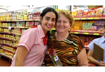 Mulheres foram homenageadas com flores e música ao vivo, na manhã de hoje, no Supermercado Godoy (Foto: Acácio Rocha).