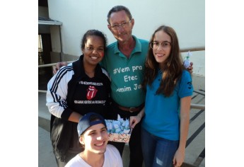 Estudantes da Etec Amim Jundi promovem Páscoa Solidária em Osvaldo Cruz (Foto: Cedida).