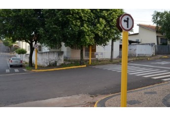 Cruzamento da Rua Joaquim Nabuco com a Avenida Deputado Cunha Bueno: placas com restrição de acesso ainda estavam no local por volta das 8h da manhã de hoje (Foto: Acácio Rocha).