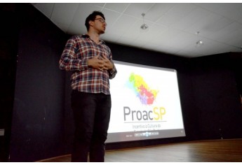 Rafael Teixeira fala na abertura da exibição (Foto: Acácio Rocha).