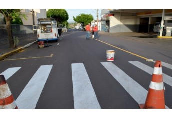 Homens da Prefeitura pinta faixa no centro da pista, hoje pela manhã, na Joaquim Nabuco. Para a pintura, trechos da via são interditados para trânsito de veículos (Foto: Acácio Rocha).