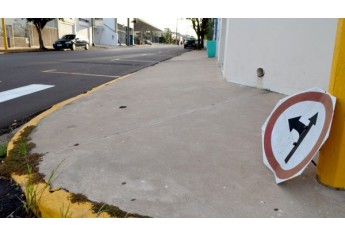 Placas começam a ser removidas, hoje pela manhã. Esta, no cruzamento da Rua Joaquim Nabuco com a Alameda Navarro de Andrade (Foto: Acácio Rocha).