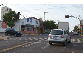 Semáforo operava por volta das 8h da manhã ainda sem a mudança, e com placa indicando proibição de conversão (Foto: Acácio Rocha).