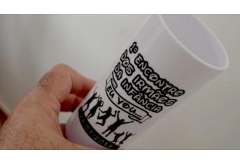 Copo comemorativo ao primeiro encontro Irmãos da Infância (Foto: Acácio Rocha).