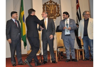 Adamantina recebe no Palácio dos Bandeirantes a certificação Programa Município Verde Azul (Foto: Da Assessoria).