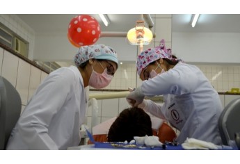 Clínica de odontologia da FAI recebe decoração temática, para a realização de atendimentos pediátricos (Foto: Acácio Rocha).