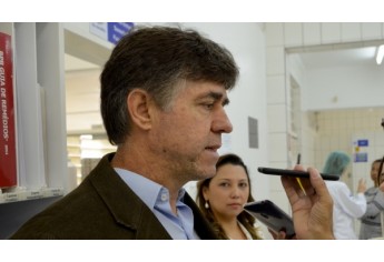 Diretor Márcio Cardim e a coordenadora das clínicas odontológicas, Cristiane Fumiko Furuse (Foto: Acácio Rocha).