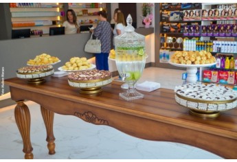 Nesta segunda-feira (12) foi reinaugurada a Pharmacia Chamomilla. A nova fase marca seus 35 anos em Adamantina, agora em novo espaço, no mesmo endereço (Foto: Maikon Moraes).