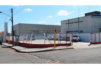 Estacionamento para cliente do Supermercado Godoy consta de um pátio pavimentado e alambrado, que garantem segurança e tranquilidade aos motoristas (Foto: Acácio Rocha).