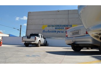 Estacionamento para cliente do Supermercado Godoy consta de um pátio pavimentado e alambrado, que garantem segurança e tranquilidade aos motoristas (Foto: Acácio Rocha).