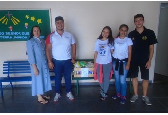 Arrecadação feita por alunos da Etec Amim Jundi foi destinada a entidades assistenciais de Osvaldo Cruz (Foto: Da Assessoria).