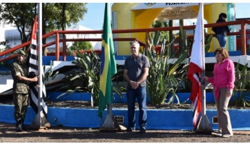 Hasteamento do pavilho nacional (Divulgao/PMA).