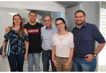 Fernanda e Cacá Haddad, o patriarca José Maria Haddad, e Anieli e Ricardo Haddad (Foto: Maikon Moraes)