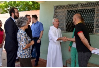 Frei Francisco, da Associação e Fraternidade São Francisco de Assis na Providência de Deus, é recebido em Adamantina (Foto: Maikon Moraes/Siga Mais).