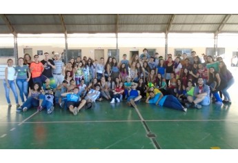Trote solidário temático se deu com o tema brega, por iniciativa dos estudantes (Foto: Da Assessoria).
