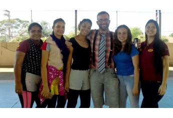 Trote solidário temático se deu com o tema brega, por iniciativa dos estudantes (Foto: Da Assessoria).