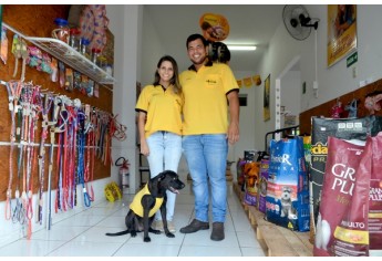 Bruna Furini, Gabriel Ribas e a cadela mascote Lessie (Foto: Siga Mais).