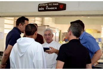 Frei Francisco, da Associação e Fraternidade São Francisco de Assis na Providência de Deus, é recebido em Adamantina (Foto: Maikon Moraes/Siga Mais).